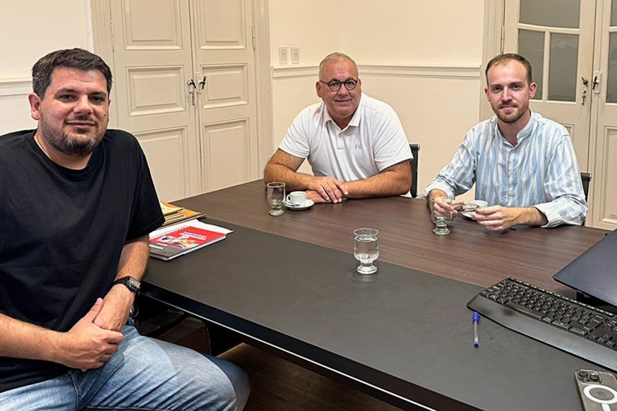 EN EL CENTRO COMERCIAL. Bryan Myer junto a Gabriel Corrado e Iv&aacute;n Acosta.