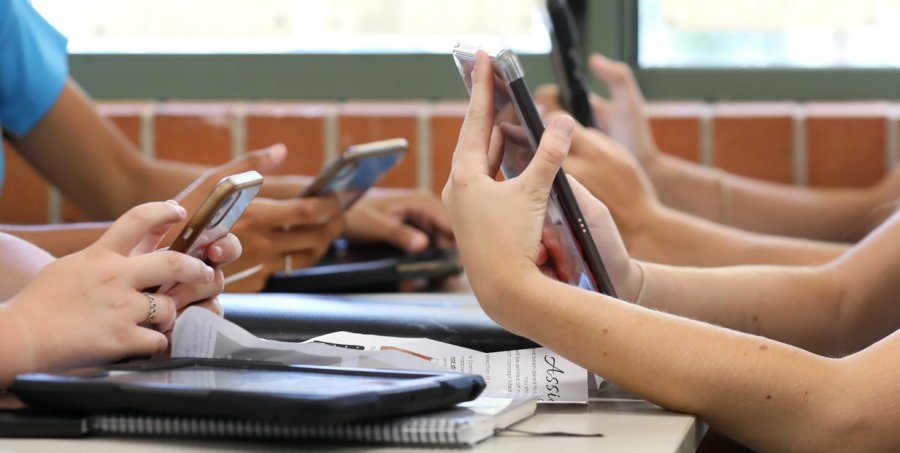 INFORME. Una secundaria santafesina mejor&oacute; la conducta escolar tras controlar el uso de celulares.