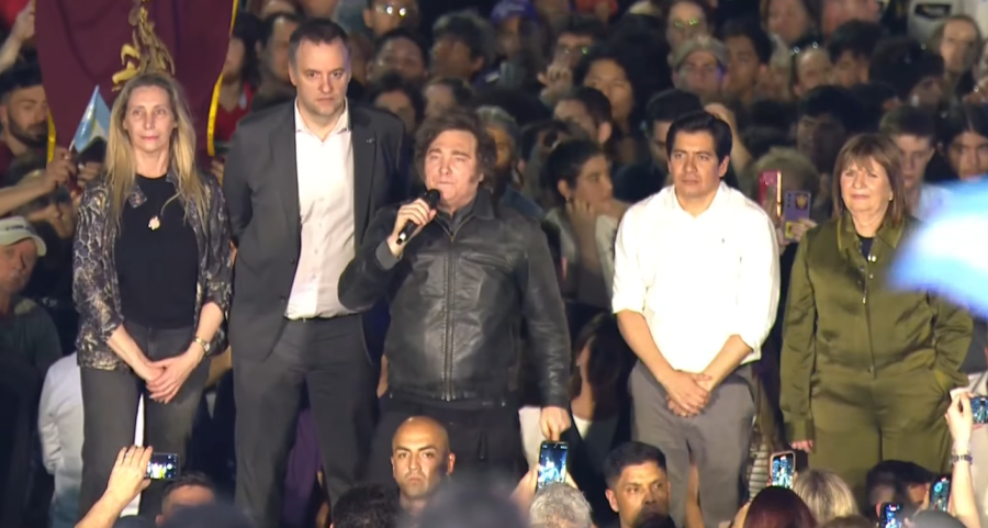 EN CORDOBA. El Presidente encabez&oacute; un acto en el Parque Sarmiento, acompa&ntilde;ado por su hermana Karina Milei y referentes de La Libertad Avanza.