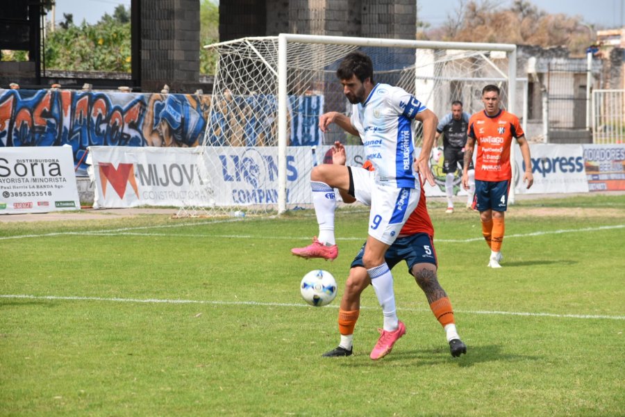 GOLEADOR. Lucas Albertengo tratar&aacute; de aportar su jerarqu&iacute;a y experiencia en el inicio de los play offs.