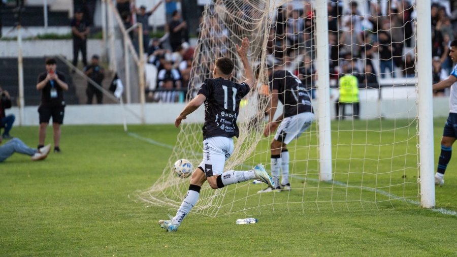 FESTEJO. Facundo Lencioni tras convertir.