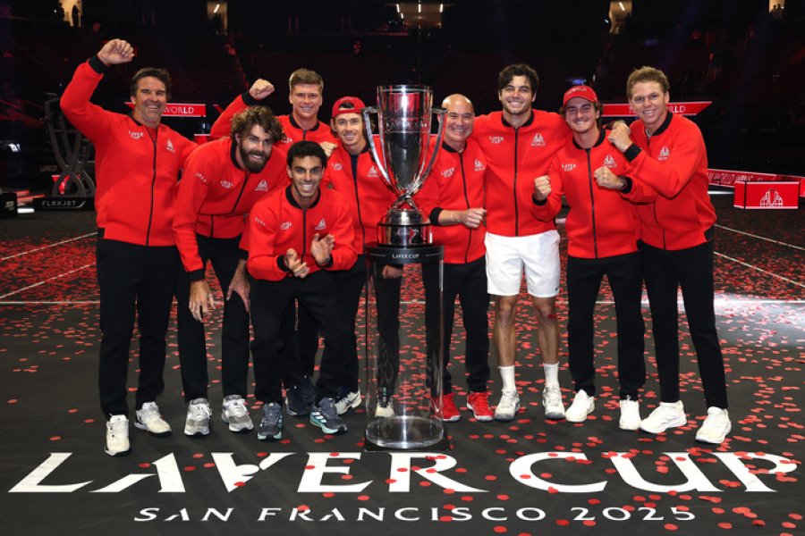 Cer&uacute;ndolo aplaude junto al barbudo Opelka en la foto de los campeones.