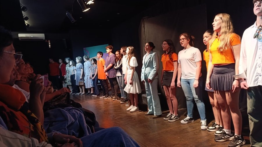 El grupo que ofreci&oacute; la representaci&oacute;n teatral.
