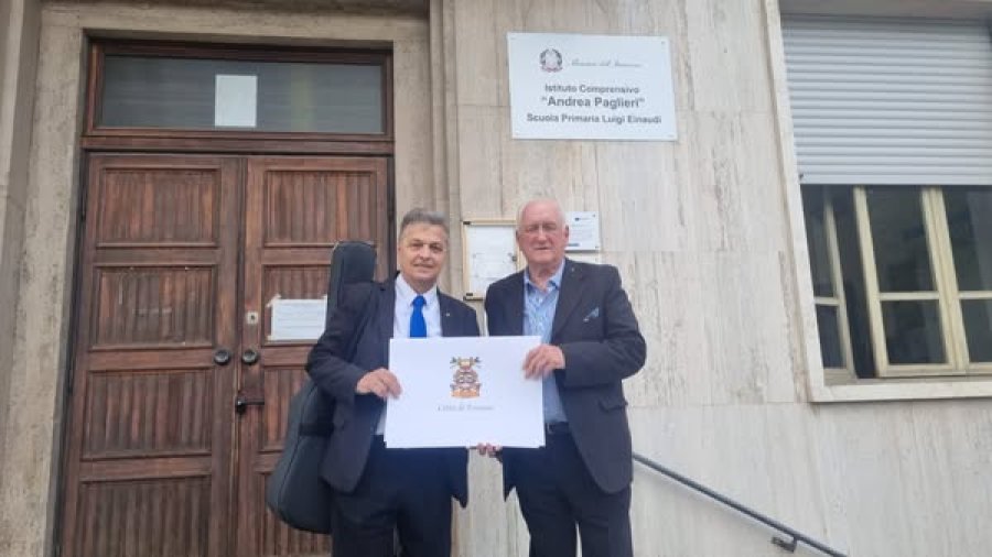 Sergio Grazioli y Juli&aacute;n Ratti frente al Instituto Andrea Paglieri.