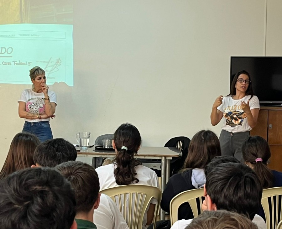 La charla se dio en un espacio de di&aacute;logo abierto.