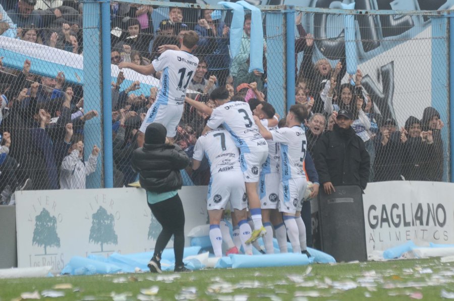 SIN COLORIDO. Frente a Olimpo, no est&aacute;n autorizadas banderas ni bombos.