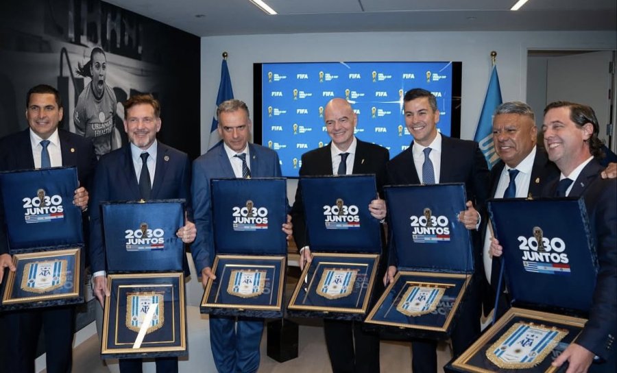 RESPALDO. Tapia estuvo con Infantino, Dom&iacute;nguez y algunos mandatarios.