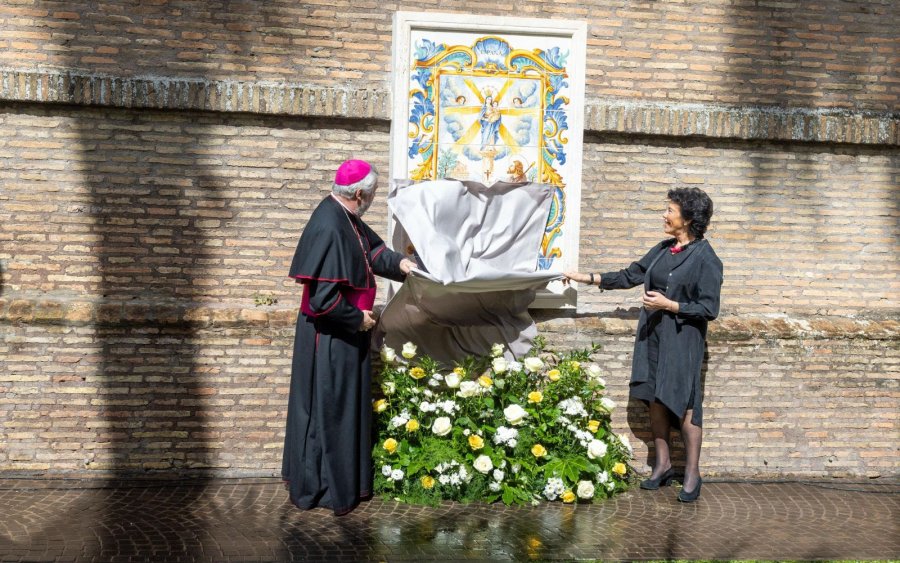 La embajadora de Espa&ntilde;a ante la Santa Sede y el arzobispo de Zaragoza descubren el panel en cer&aacute;mica.