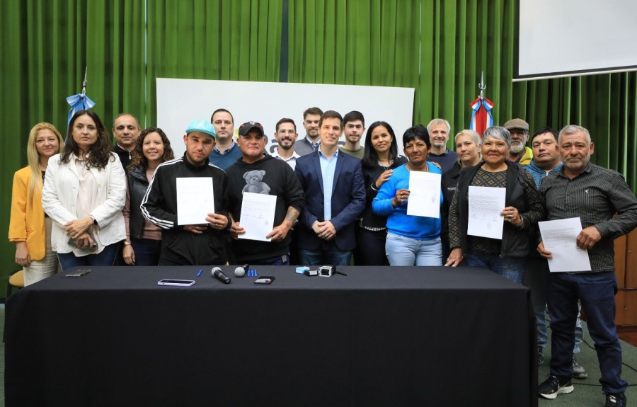 Viotti firm&oacute; un convenio para mejorar la vida de los recuperadores.