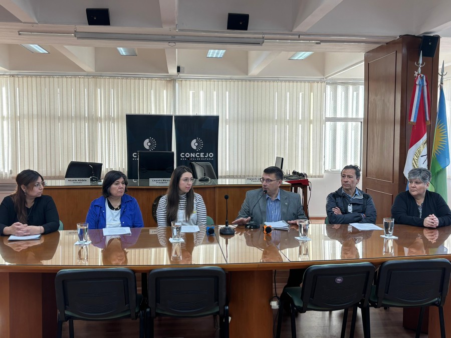 El encuentro se desarroll&oacute; esta ma&ntilde;ana en la sala de sesiones del &oacute;rgano legislativo local.