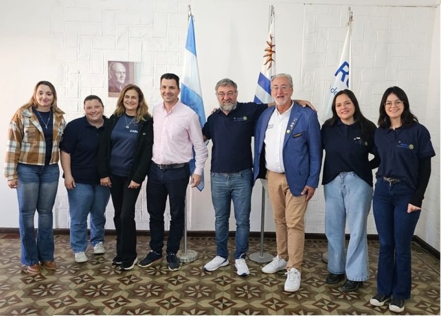 VISITA OFICIAL. Mauro Gilabert, Leonel Delgado Rossi, Ana Cipolatti y rotarios en la sede de la instituci&oacute;n de servicio.