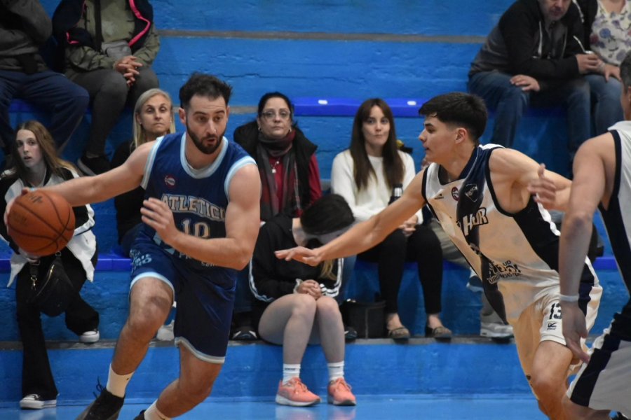 DUELO PAREJO. Fue victoria en la pr&oacute;rroga para el local.
