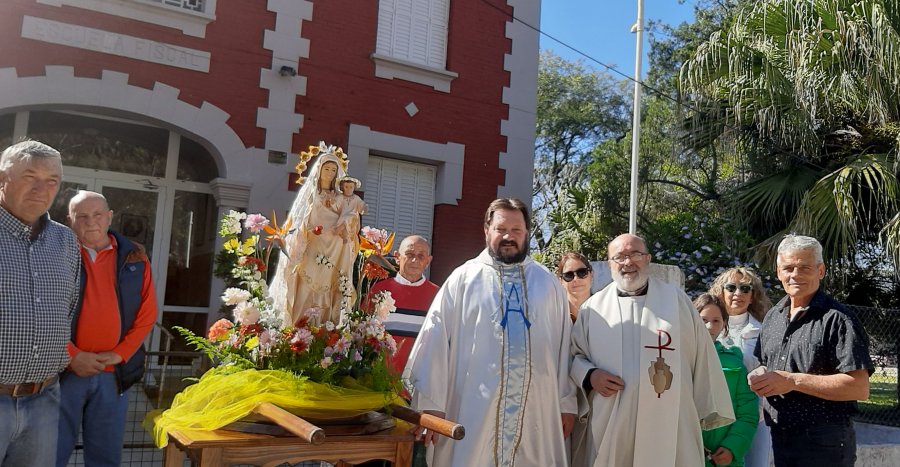 los padres Claudio Badino y Oscar Sara junto a la imagen de la santa patrona al iniciarse la procesi&oacute;n.