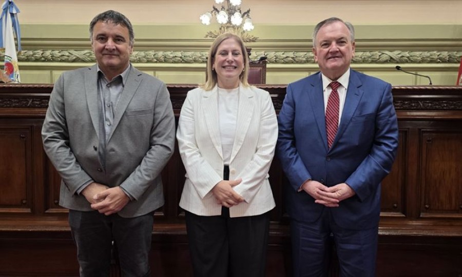 Marcelo Gonz&aacute;lez, Gisela Scaglia y Felipe Michlig en la Asamblea Legislativa.