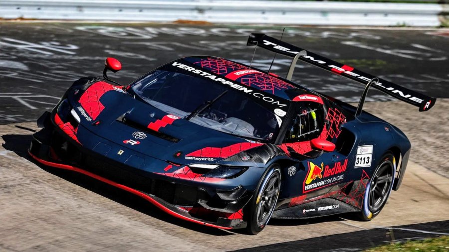 Max Verstappen -junto a Chris Lulham- con la Ferrari 296 GT3 en N&uuml;rburgring.