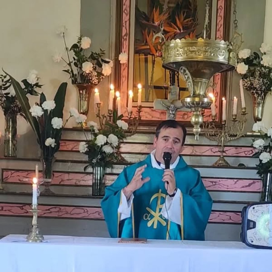 El padre David Retamoso durante la celebraci&oacute;n de la Eucarist&iacute;a