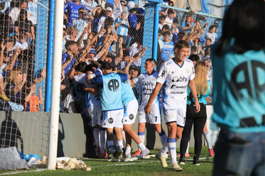 ATL&Eacute;TICO DE RAFAELA SIGUE ILUSIONADO Y QUED&Oacute; A TRES PARTIDOS DEL ASCENSO