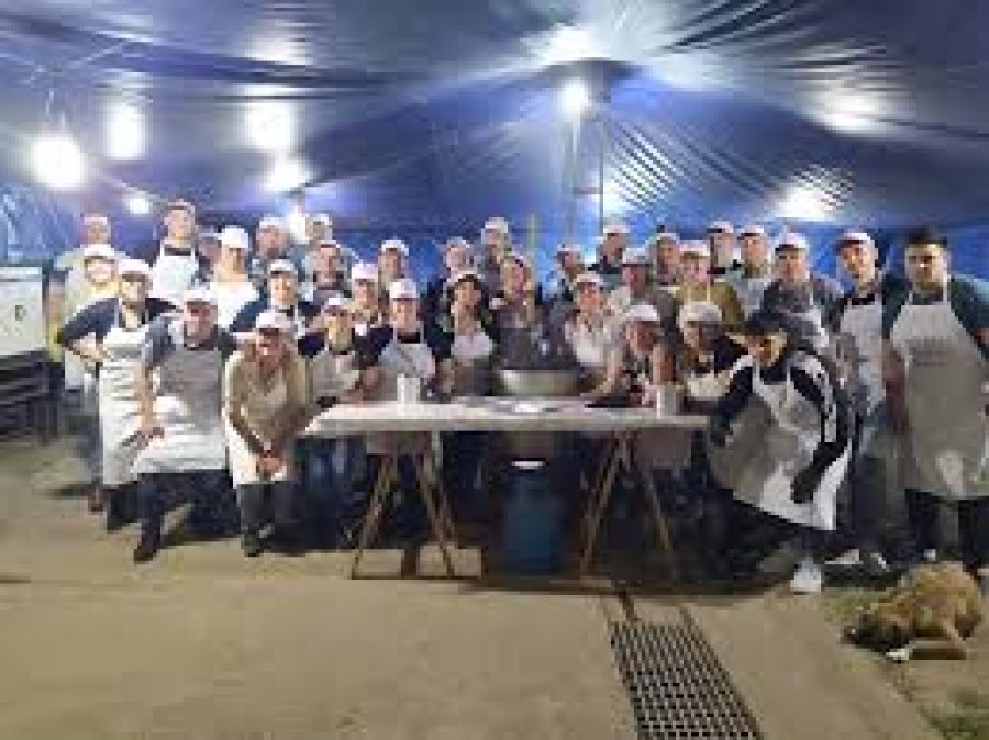 Los rowuenses que se ocupan de la cocina y la atenci&oacute;n fe la fiesta.