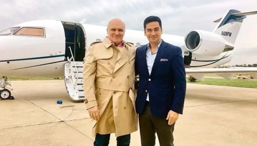 Jos&eacute; Luis Espert en 2019 junto a Federico 'Fred' Machado y uno de los aviones del &ldquo;empresario&rdquo; detenido.