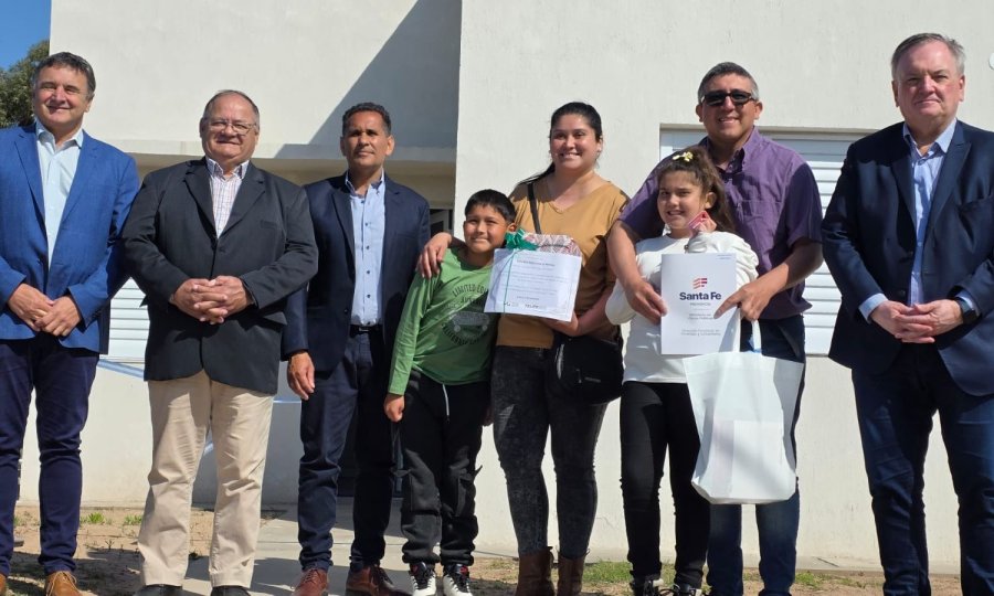 La familia que recibi&oacute; la vivienda junto a las autoridades.