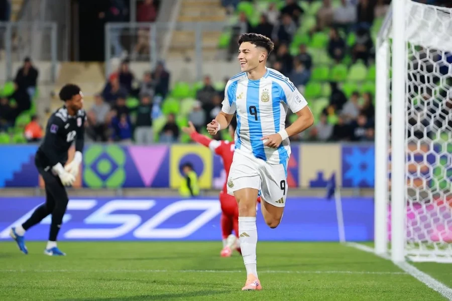 GOLEADOR. Sarco, figura en el debut.