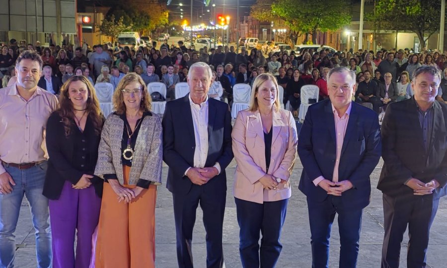 Las autoriddes y el numeroso p&uacute;blico asistente.