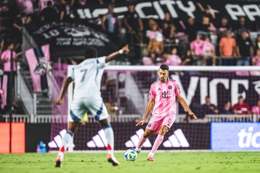 SERGIO BUSQUETS. En acci&oacute;n durante el partido.