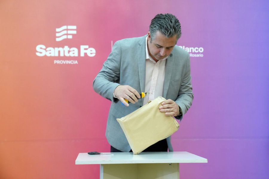 ACTIVIDAD. Pablo Cococcioni encabez&oacute; la apertura de sobres con las ofertas econ&oacute;micas para adquirir el armamento.