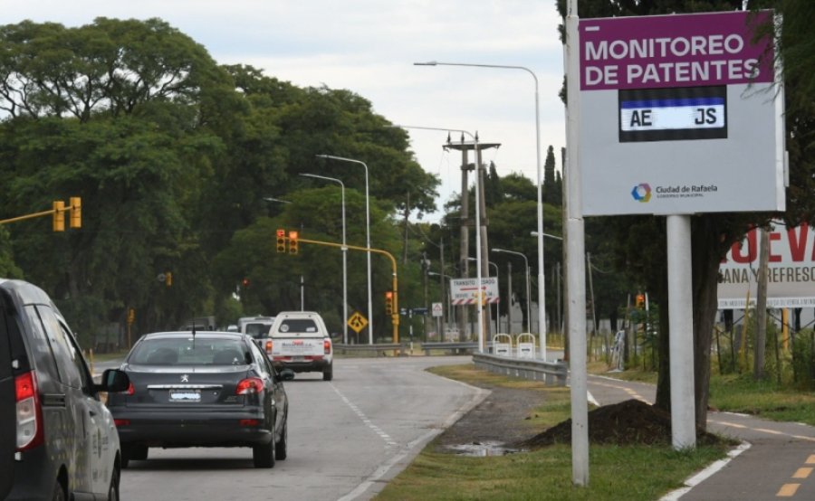 PLAN. Recientemente se instal&oacute; una nueva c&aacute;mara lectora de patentes en avenida Arist&oacute;bulo del Valle de nuestra ciudad.