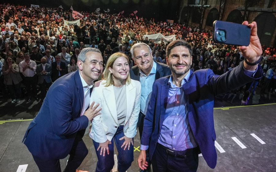 Pablo Javkin, Gisela Scaglia, Pablo Far&iacute;as y Maximiliano Pullaro en el Sal&oacute;n Metropolitano de Rosario durante el lanzamiento de candidatos a diputados nacionales del espacio Provincias Unidas.