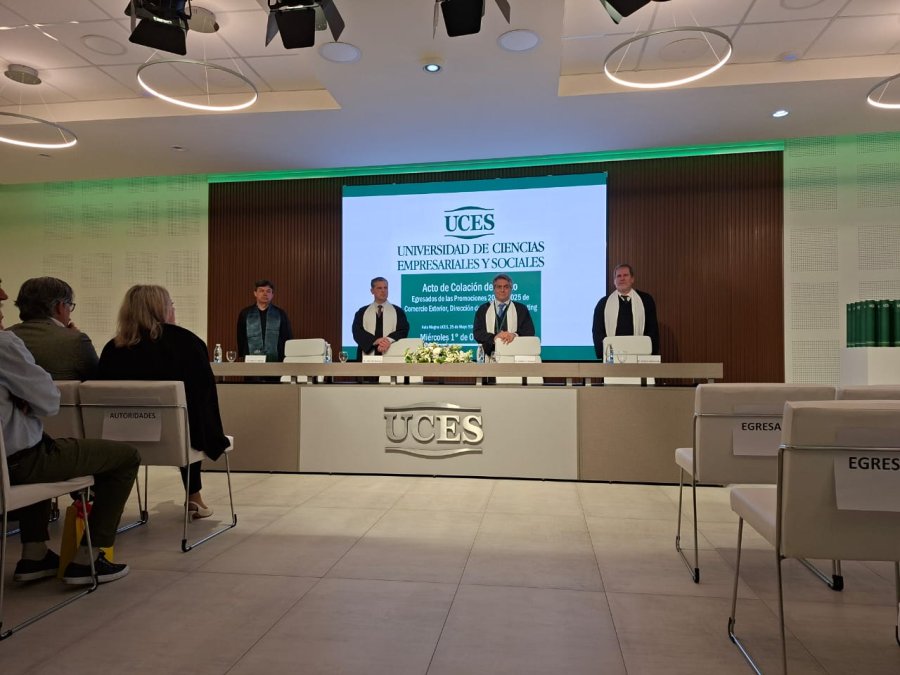 Las autoridades de UCES, Marcos Molina, Germ&aacute;n B&uuml;rcher, Gast&oacute;n O'Donnell y Gustavo Adamovsky.