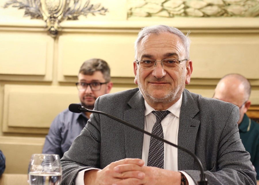 Alcides Calvo, el legislador en su banca.