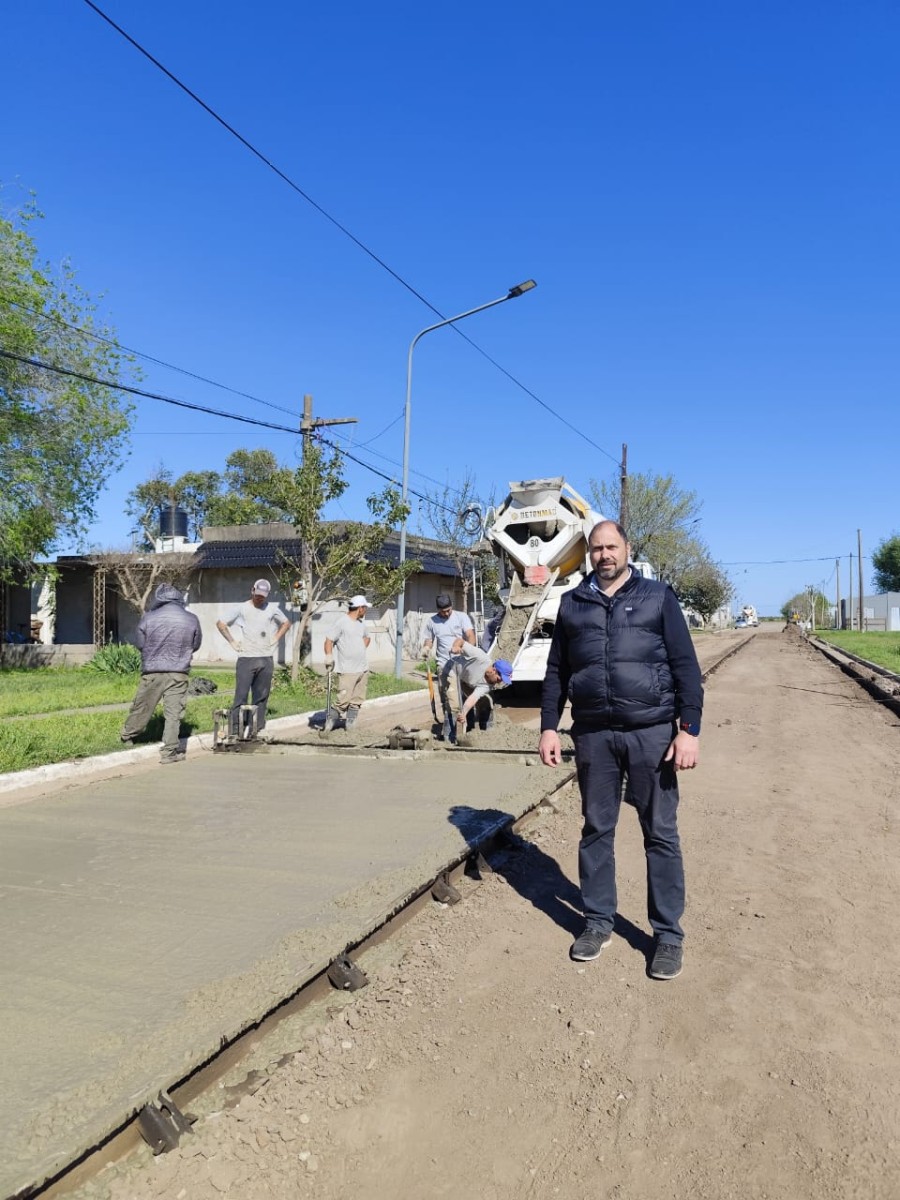 PAVIMENTO. Jos&eacute; Barbero visitando la obra ejecutada.