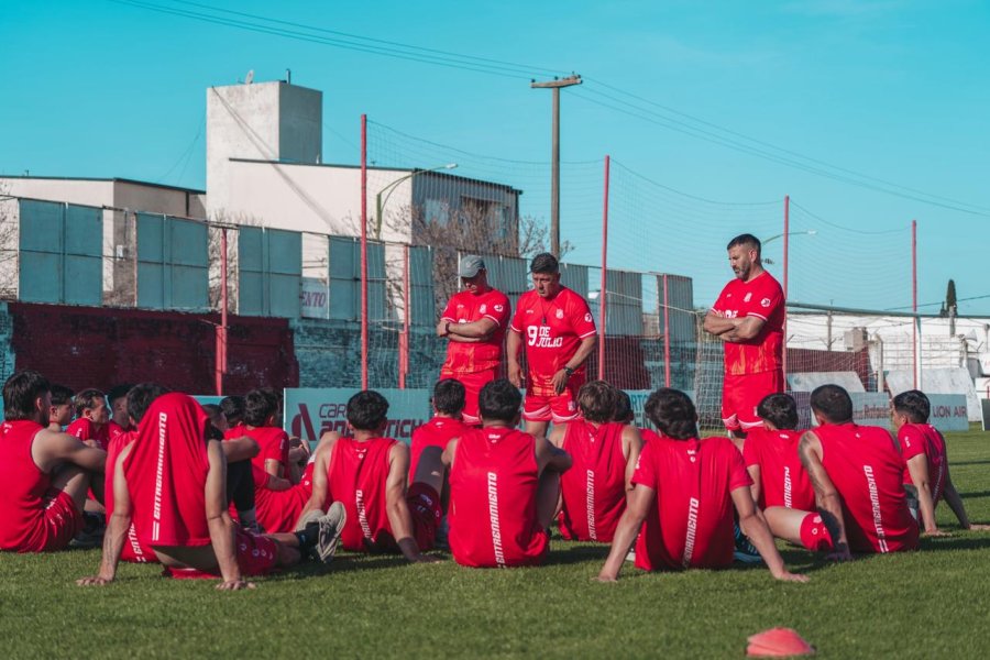 MUCHA CONCENTRACION. Varela trabaj&oacute; en la recuperaci&oacute;n de su plantel tras la derrota por Copa Santa Fe.