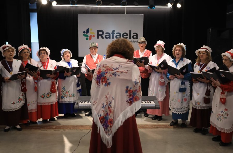 LANZAMIENTO. El coro de la Asociaci&oacute;n Piemontesa "Piemont ant &euml;l cheur" hizo una demostraci&oacute;n.