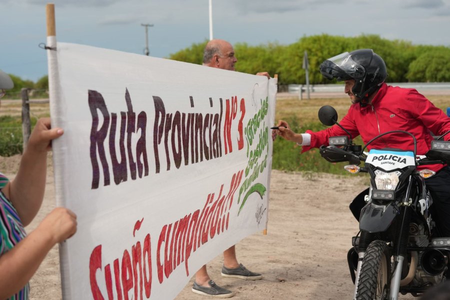 RECORRIDA. Pullaro, a bordo de una moto, dej&oacute; inaugurados los accesos a las comunas de Golondrina.