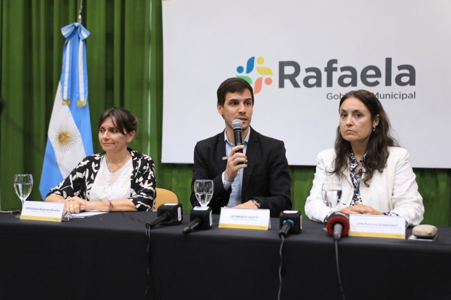 ACTO. El intendente Viotti junto a Imoberdorf y Bravino en el Sal&oacute;n Verde.