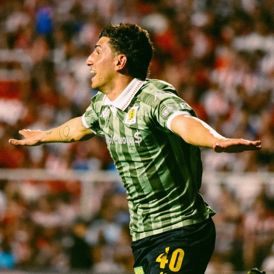 El delantero Justo Giani festeja su gol, que abri&oacute; el partido.