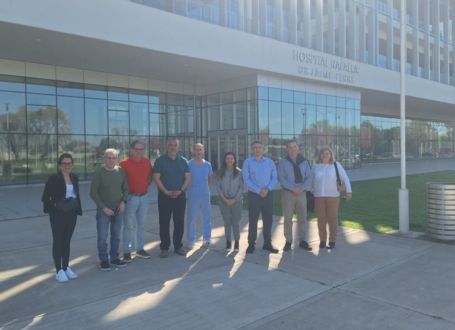 Autoridades del Hospital Dr. Jaime Ferr&eacute; junto a directivos de UCES y funcionarios municipales y provinciales.