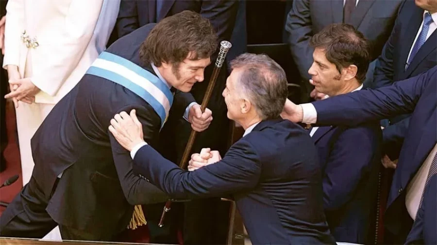 Debilitado, Milei vuelve a convocar a Macri. (ARCHIVO)