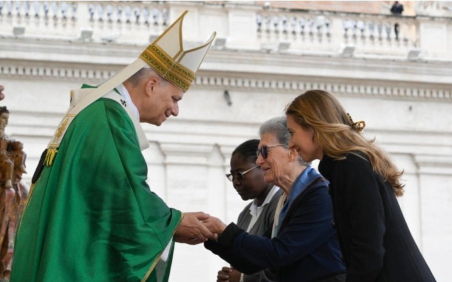 El Pont&iacute;fice saluda a misioneras tras la misa del domingo.