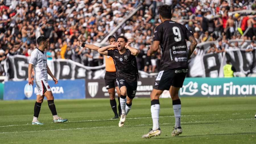 FERMIN ANTONINI. Festeja su gol.