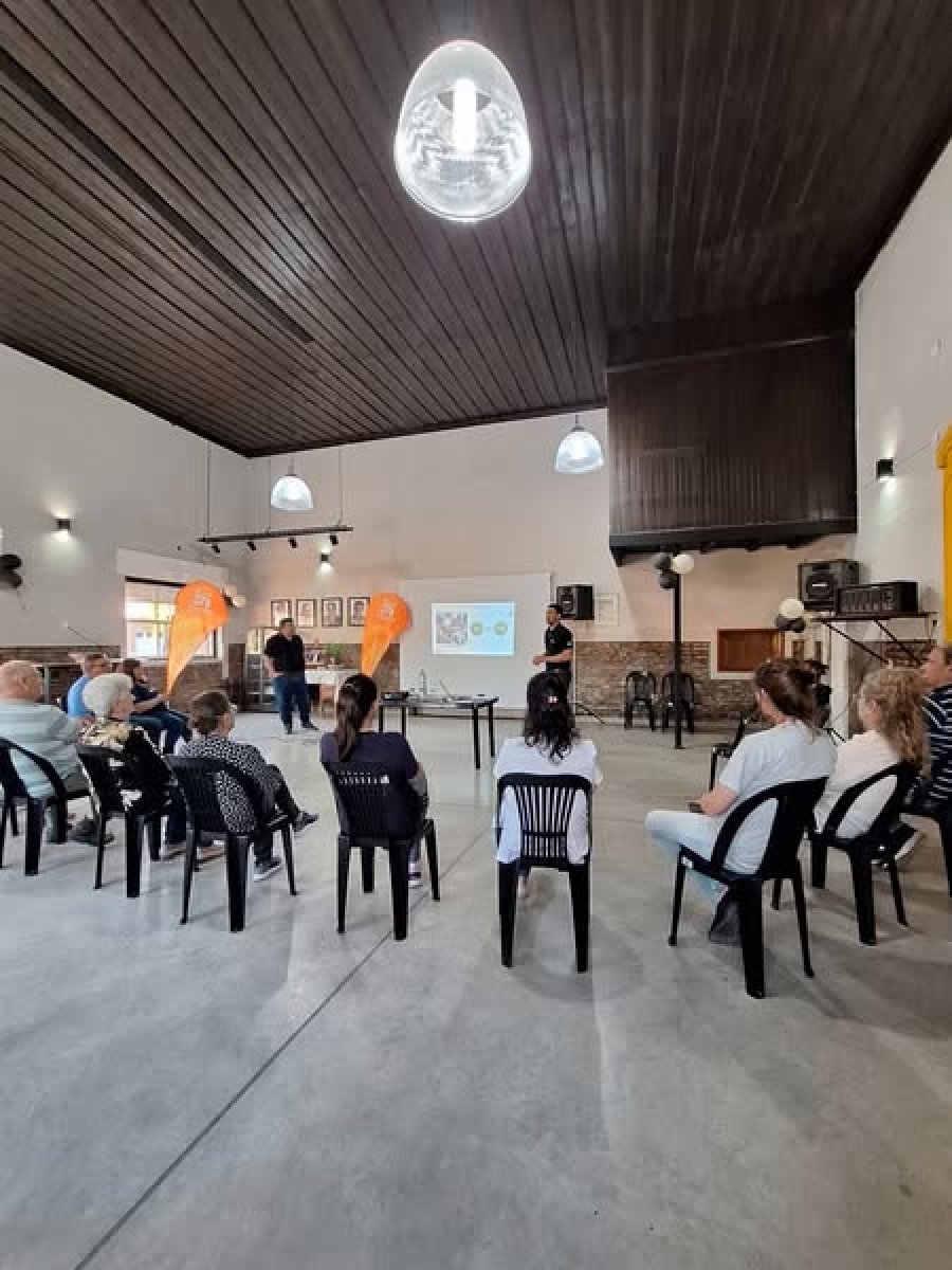Vista general de la charla de concientizaci&oacute;n sobre residuos electr&oacute;nicos.