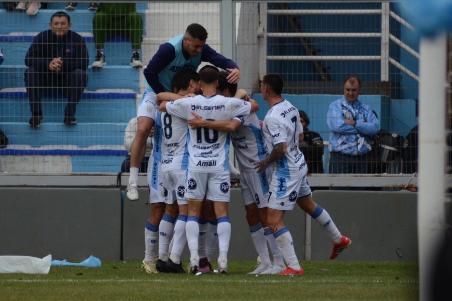 LA CREMA SUPER&Oacute; A SPORTIVO BELGRANO 3-0 EN EL MOUNMENTAL