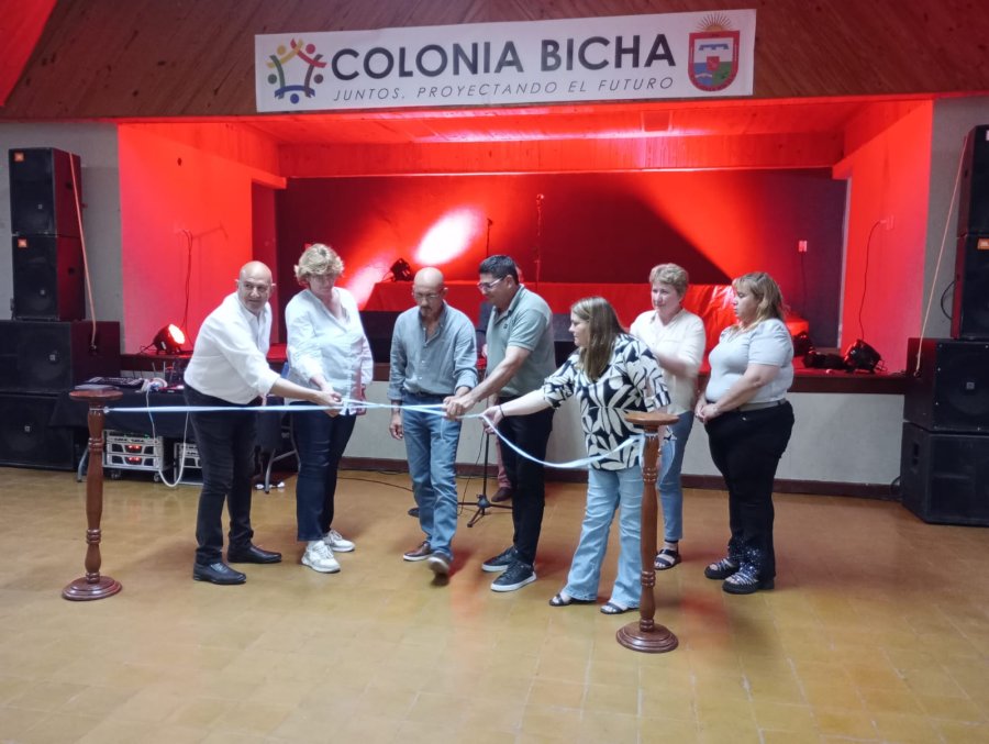 Miguel Alochis e integrantes de la comisi&oacute;n comunal en la inauguraci&oacute;n simb&oacute;lica del pavimento.