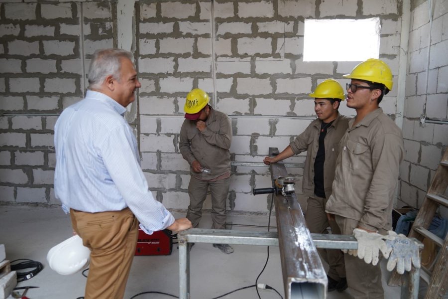 Pablo Far&iacute;as en di&aacute;logo con trabajadores de la obra en e Hospital de Sunchales. (FOTO PROV. UNIDAS)