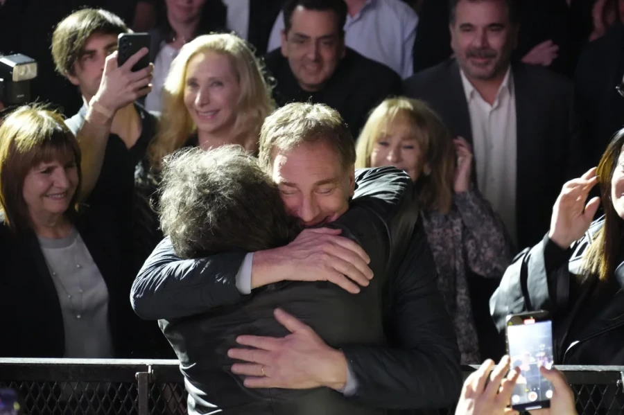 Milei y el abrazo con Diego Santilli. (PRENSA LLA)