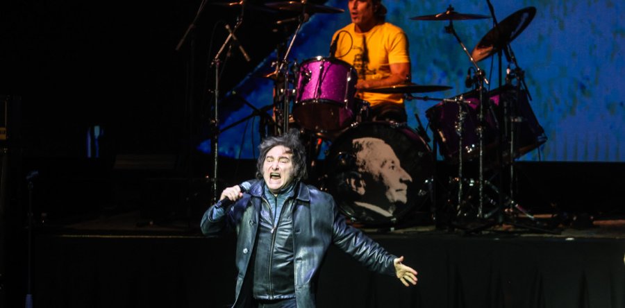 Javier Milei present&oacute; su libro en una noche singular con un recital sin antecedentes.