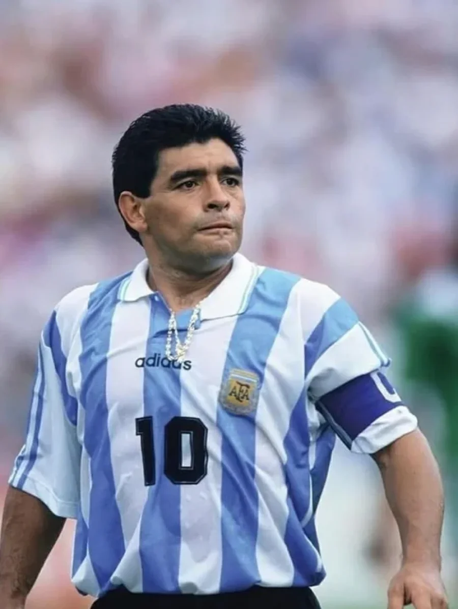 subastar&aacute;n objetos personales y camisetas hist&oacute;ricas de Diego Maradona.