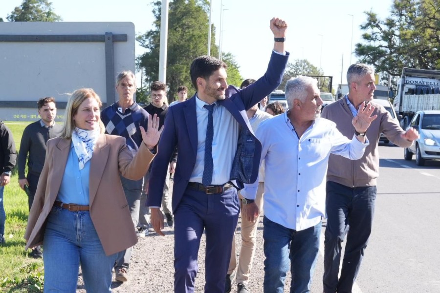 El gobernador Maximiliano Pullaro, junto a la vicegobernadora Gisela Scaglia, inaugur&oacute; una serie de obras viales.